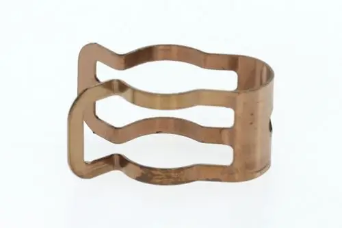 Halteklemme aus Metall mit Feder, zur Rohrverbindung geeignet. Die Klemme hat eine charakteristische Form und ist für Anwendungen von Bosch konzipiert.